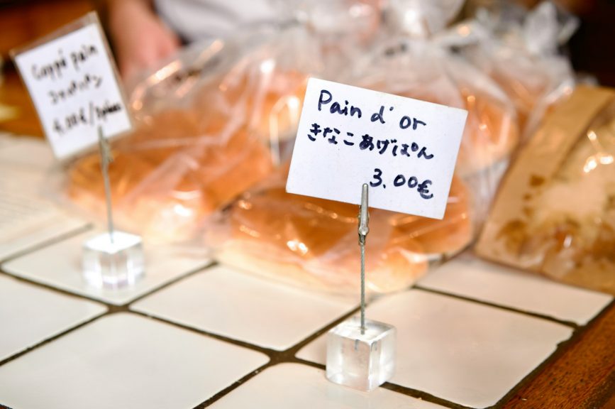 A sign written in both French and Japanese in a bakery